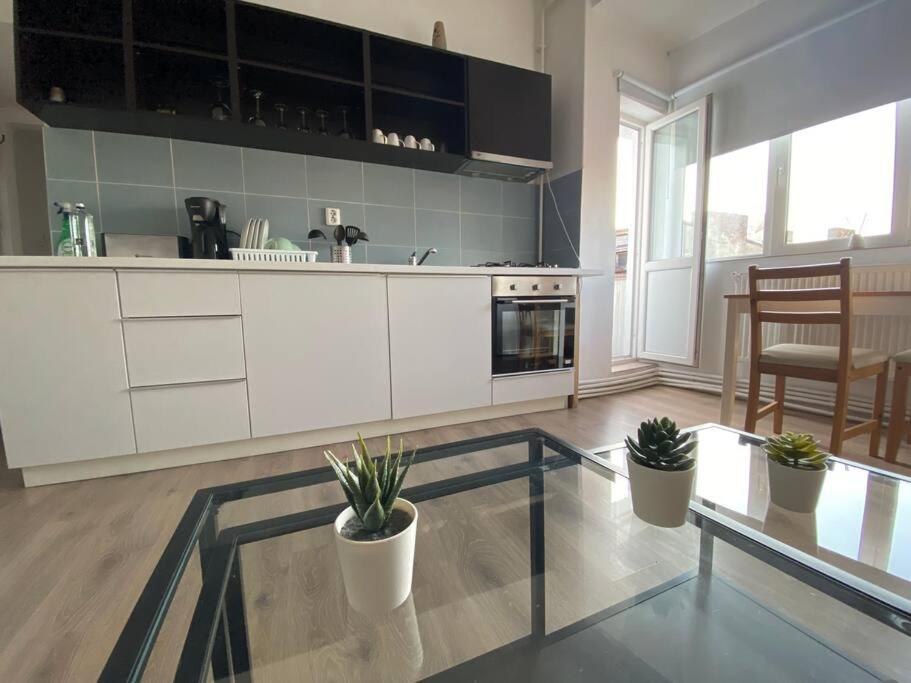 Gorgeous Apartment Near Old Town Bucharest Exterior photo